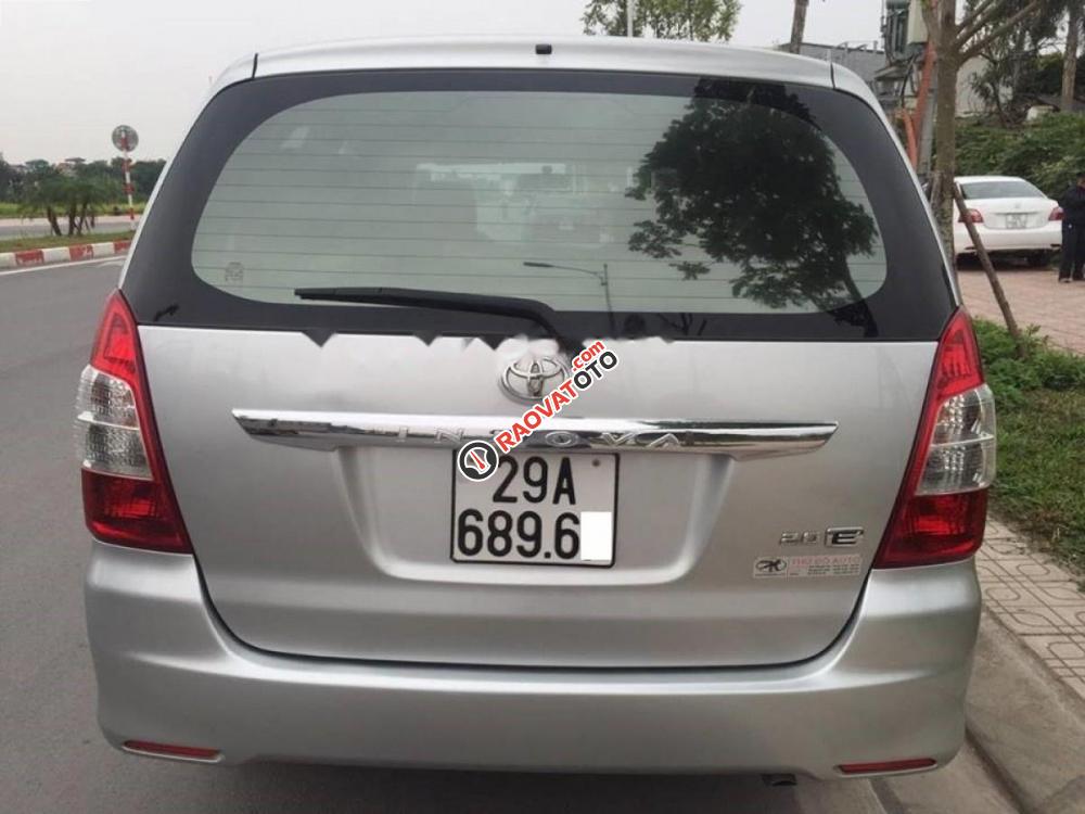 Cần bán Toyota Innova 2.0E sản xuất 2013, màu bạc xe gia đình-2