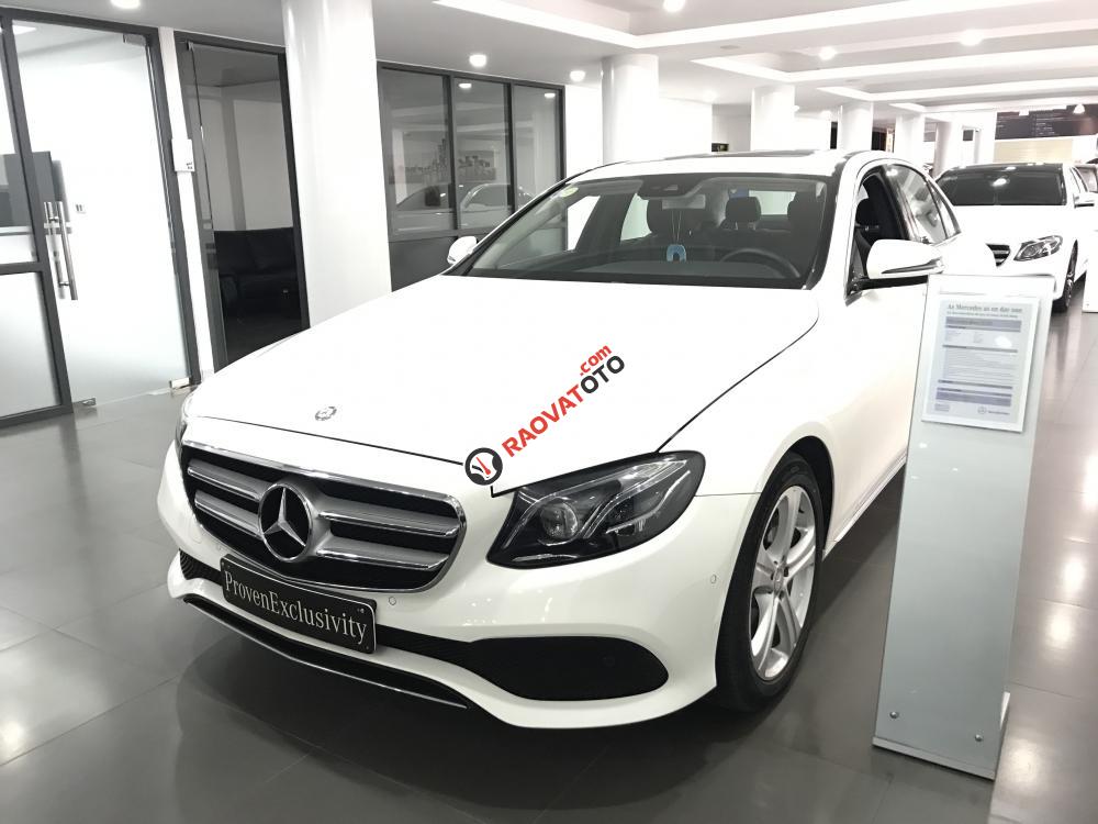 Cần bán xe Mercedes E250 năm 2017, màu trắng chính chủ-0