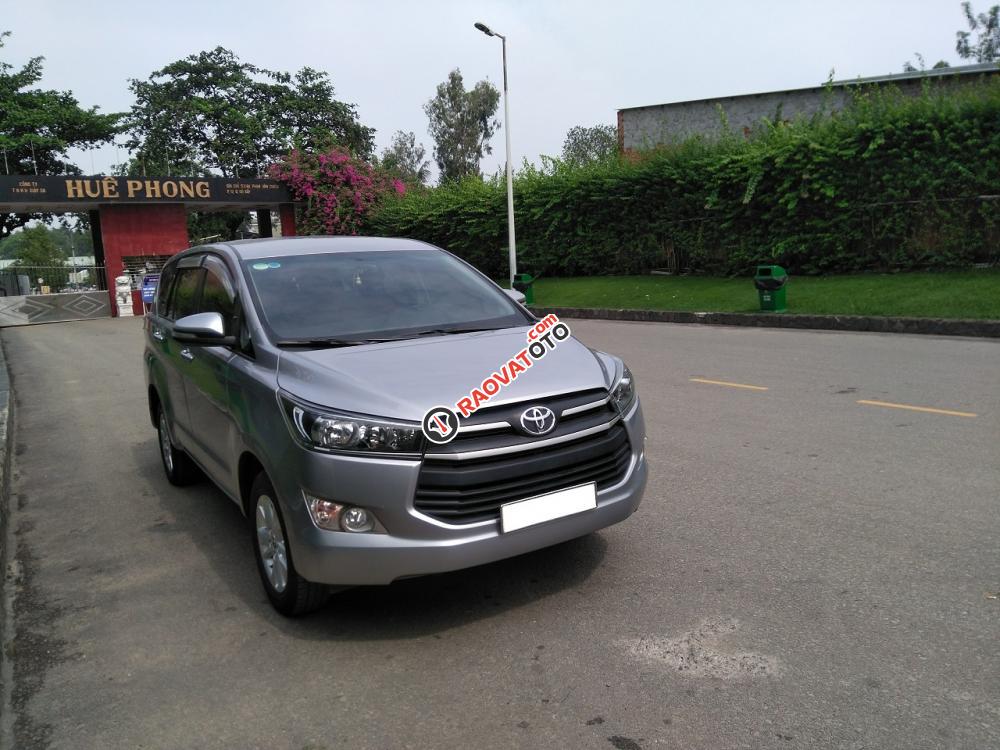 Bán Toyota Innova 2.0E đời 2017, màu bạc-0