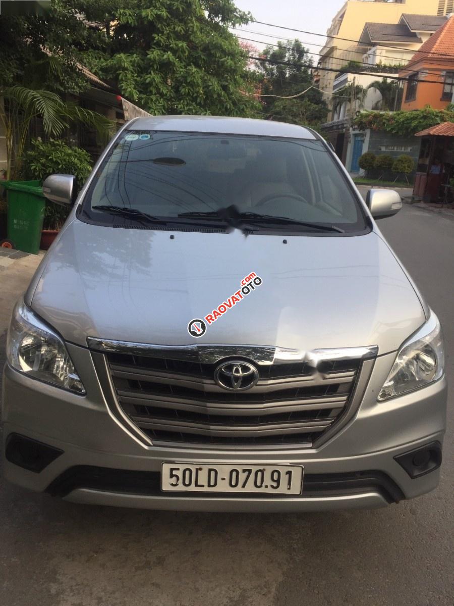 Cần bán lại xe Toyota Innova E đời 2016, màu bạc như mới-8