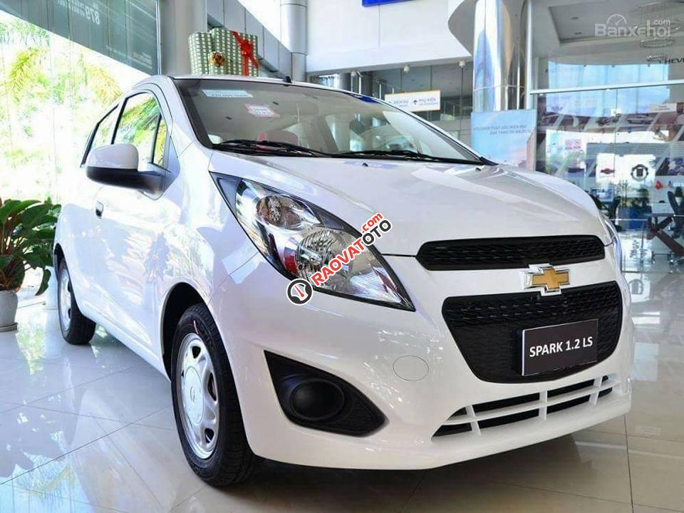 Bán Chevrolet Spark 1.2LS MT đời 2017, màu trắng, nhập khẩu nguyên chiếc, 269tr-2