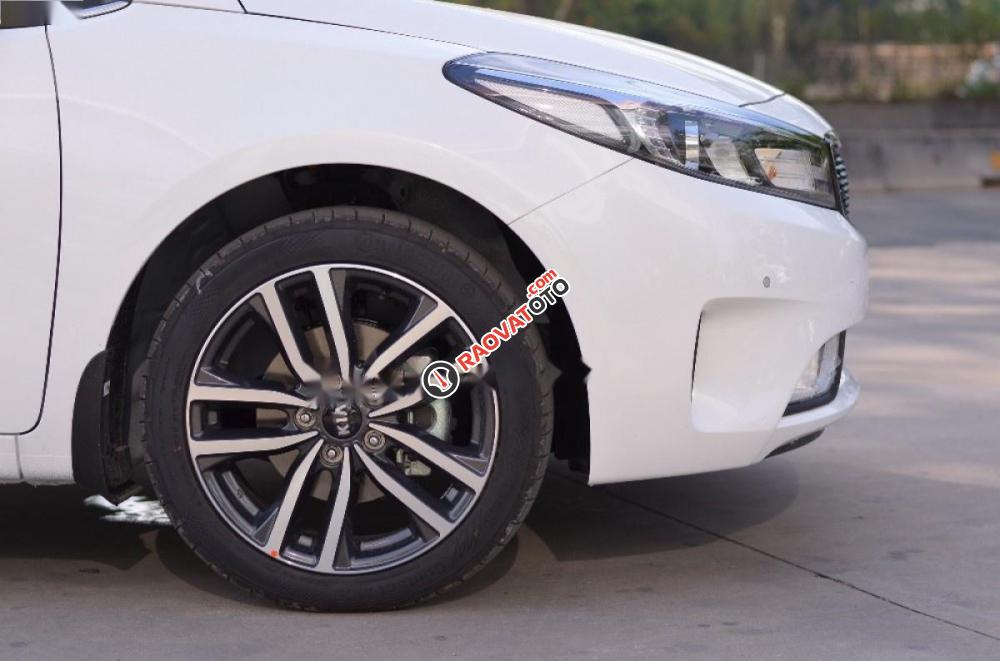 Cần bán xe Kia Cerato 1.6AT năm 2016, màu trắng chính chủ, giá 590tr-2