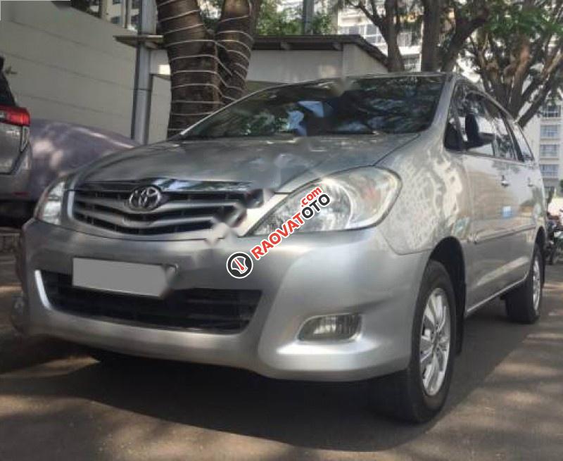 Bán xe Toyota Innova G sản xuất 2010, màu bạc xe gia đình, giá 465tr-5