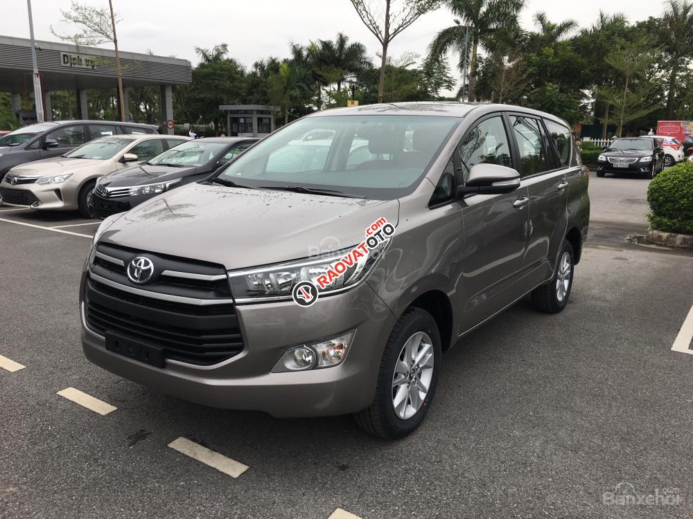 Toyota Long Biên bán Innova 2.0E 2017, giá tốt nhất miền bắc, liên hệ: 099.309.6666-2