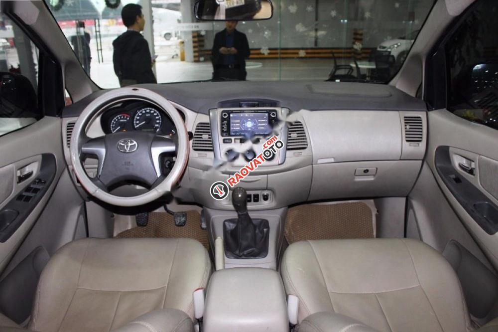 Bán Toyota Innova 2.0E đời 2014, màu bạc số sàn-5