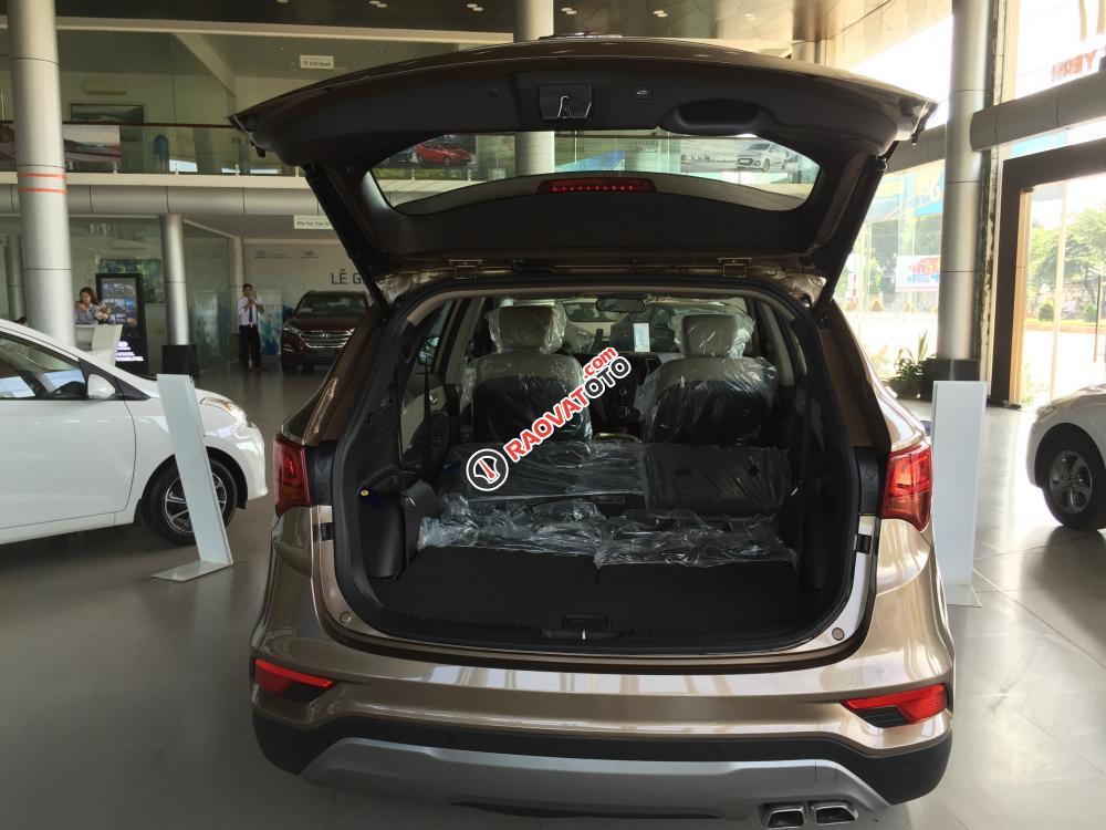 Bán gấp Hyundai Santa Fe 2.4AT 2017, màu nâu, 898 triệu, KM: 202.000.000đ, góp 85% xe. ĐT cọc xe: 0941.46.22.77-5