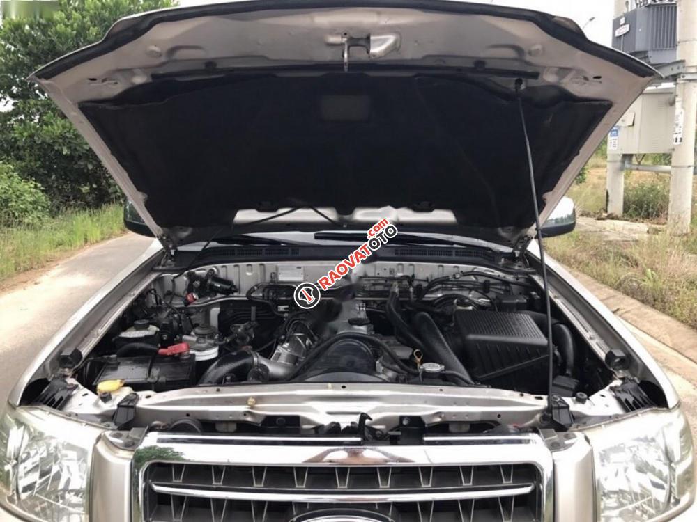 Cần bán gấp Ford Everest sản xuất 2008, xe gia đình, giá cạnh tranh-0