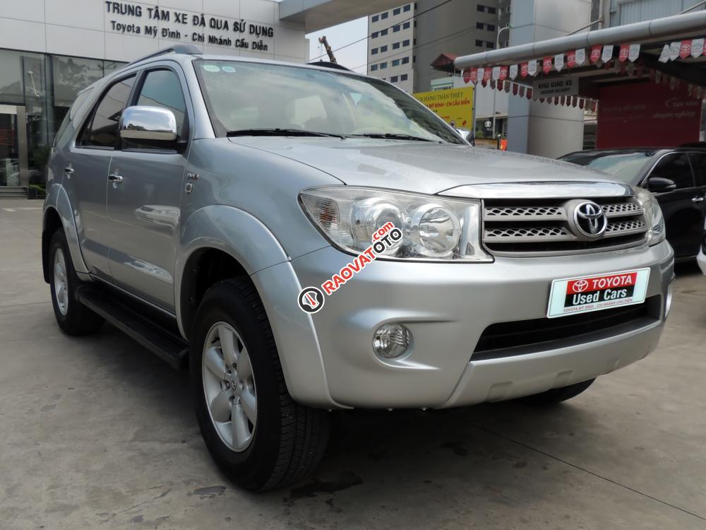 Bán ô tô Toyota Fortuner G đời 2011, màu bạc-0