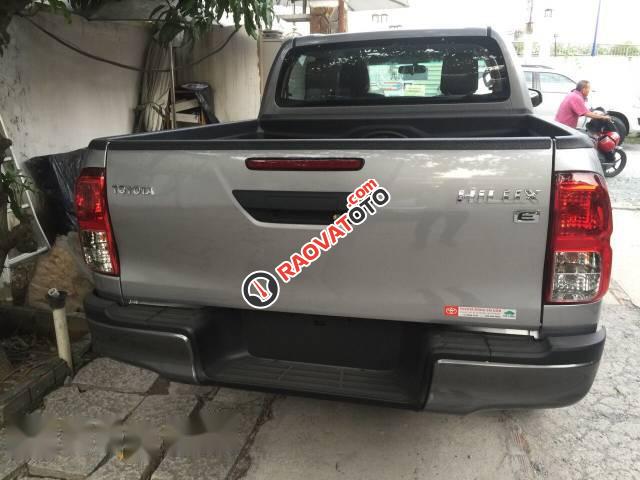 Bán ô tô Toyota Hilux 2.4E đời 2017, màu bạc, nhập khẩu-4