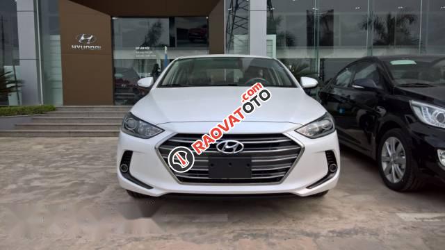 Cần bán xe Hyundai Elantra đời 2017, màu trắng-0