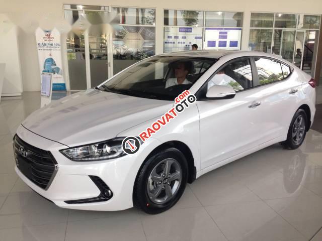 Bán Hyundai Elantra đời 2017, màu trắng -1