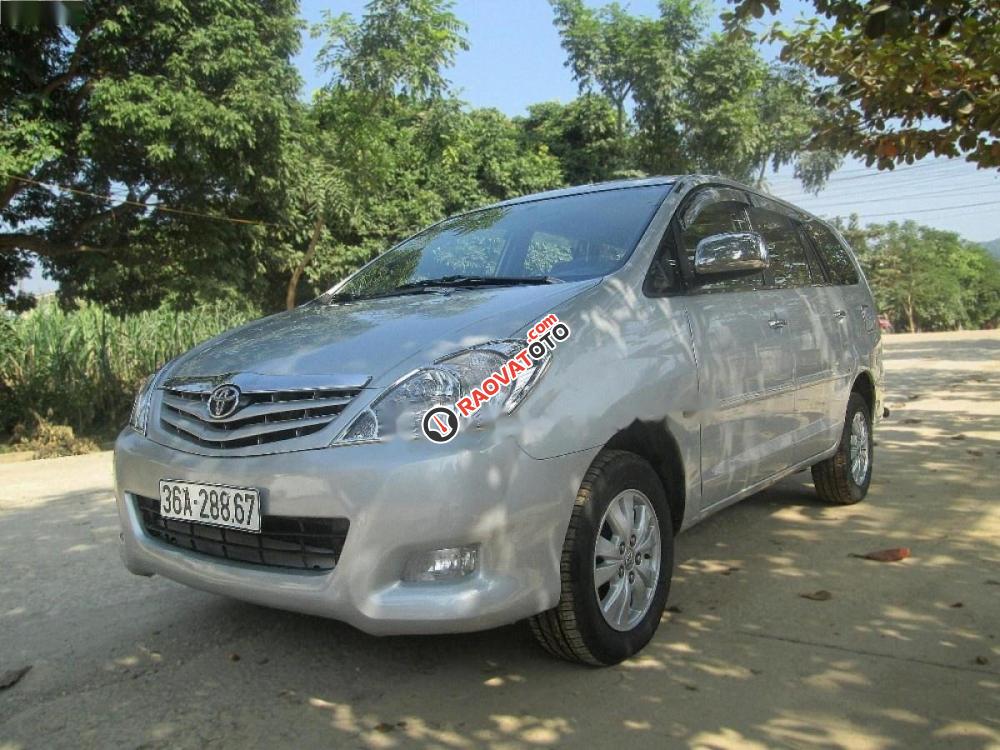 Bán ô tô Toyota Innova 2.0G đời 2010, màu bạc chính chủ-1