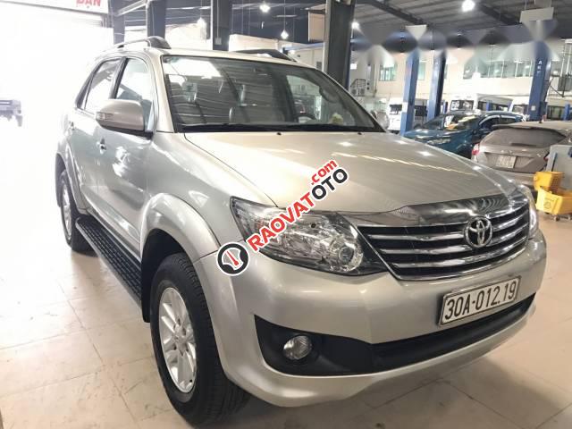 Bán xe Toyota Fortuner V 4x2 2013, màu bạc-0