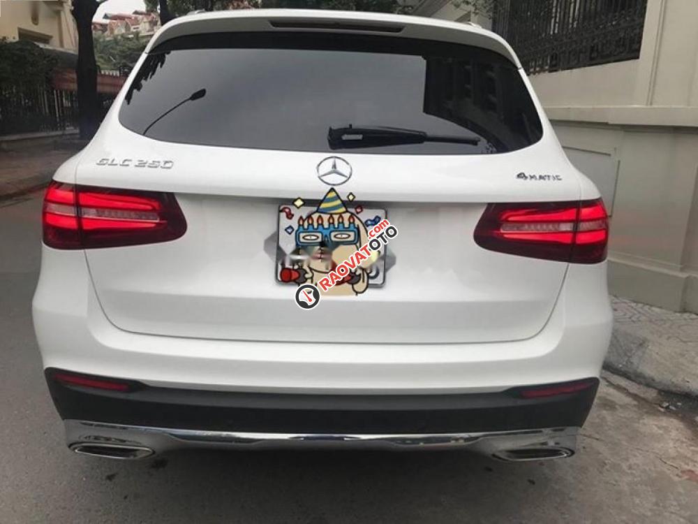 Bán Mercedes GLC 250 4Matic đời 2017, màu trắng  -0