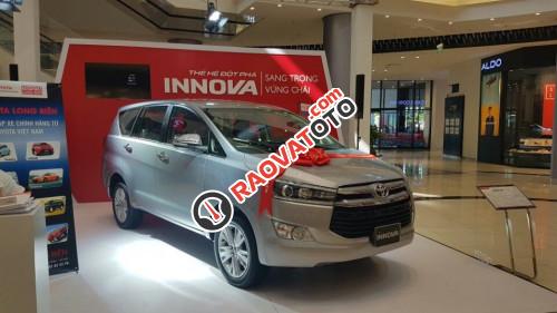 Cần bán Toyota Innova 2.0 MT đời 2017, màu xám-2