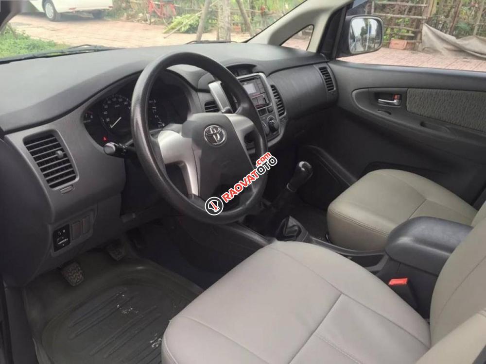 Cần bán Toyota Innova 2.0E sản xuất 2013, màu bạc xe gia đình-4