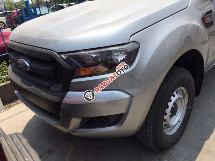 Bán xe Ford Cao Bằng giá rẻ với Ranger XL 2 cầu số sàn màu bạc, hỗ trợ trả góp 80%, lãi suất 0.6%/ tháng-0