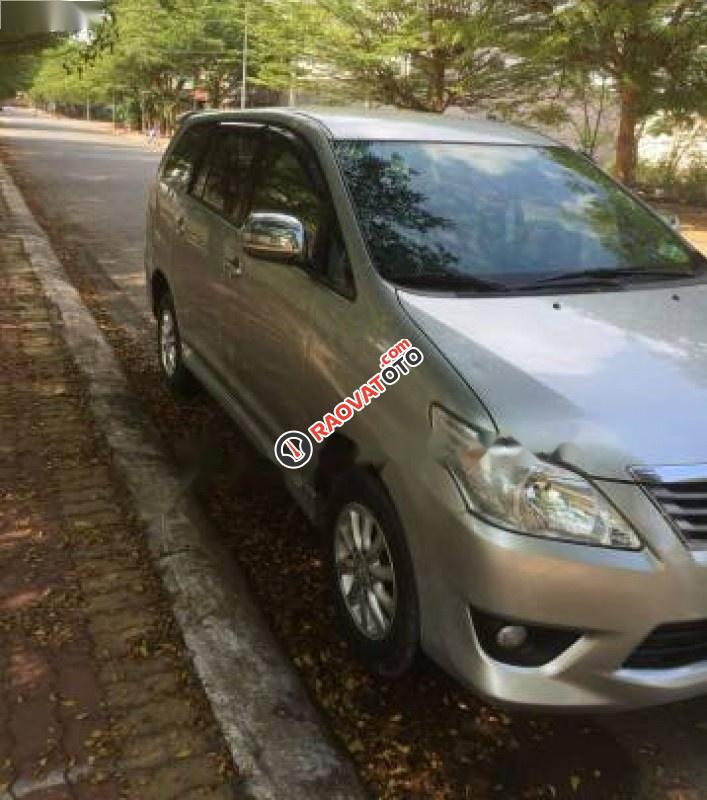 Bán Toyota Innova 2.0E năm 2013, màu bạc xe gia đình, giá tốt-0