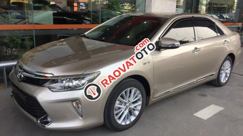 Bán Toyota Camry 2.0E đời 2017, màu vàng cát-3