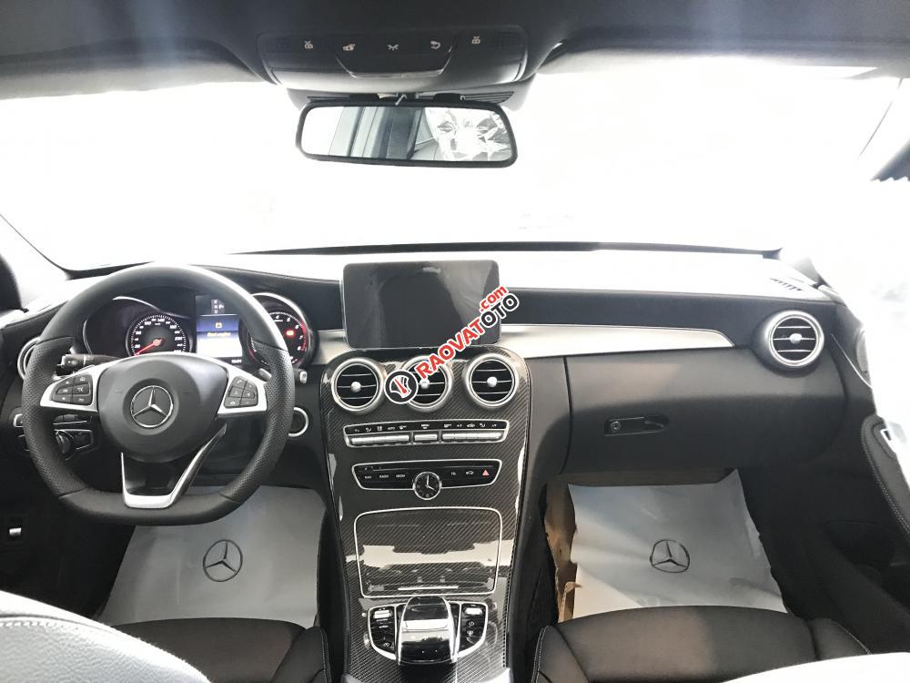 Bán xe Mercedes C300 sản xuất 2017, màu đen chính chủ-4