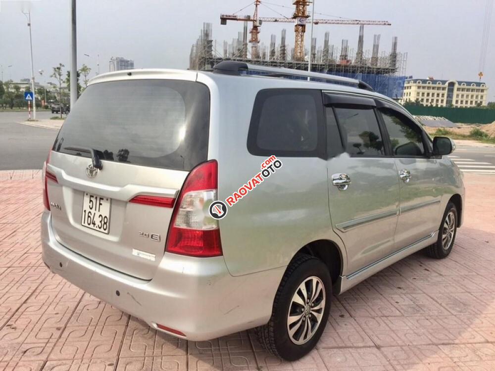 Cần bán lại xe Toyota Innova 2.0E 2015, màu bạc, giá tốt-6