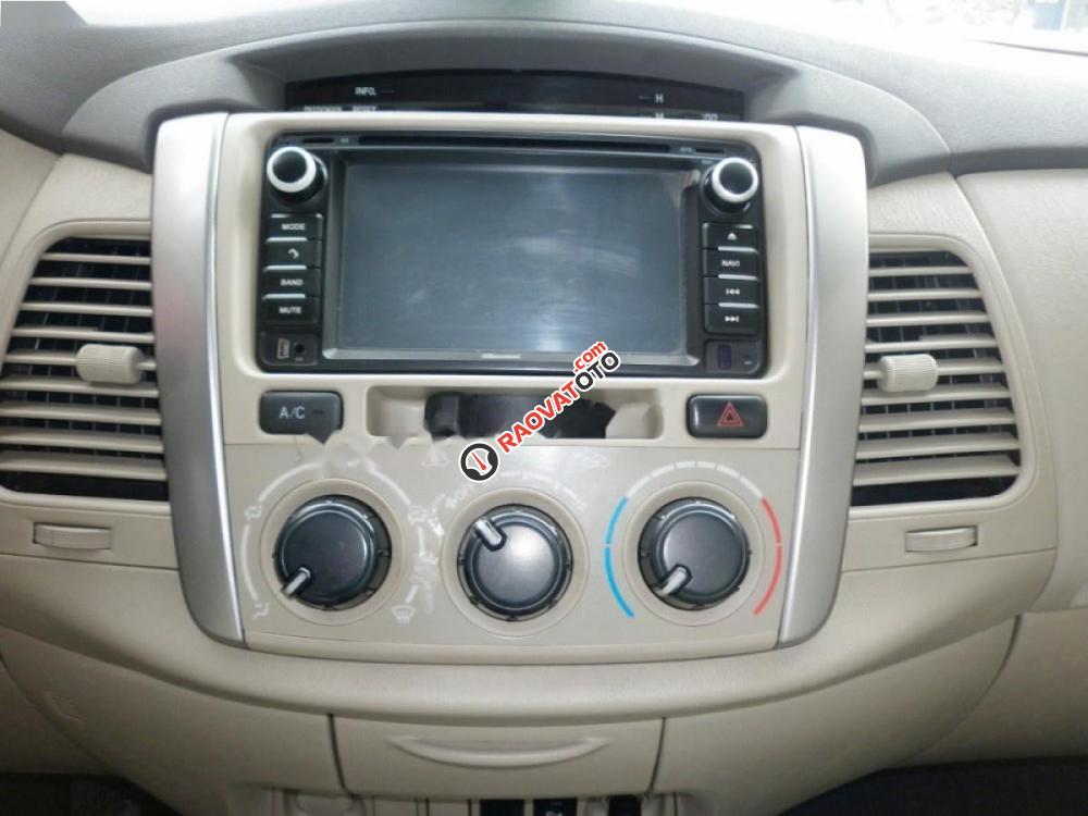 Bán ô tô Toyota Innova 2.0E đời 2015, màu bạc số sàn-8