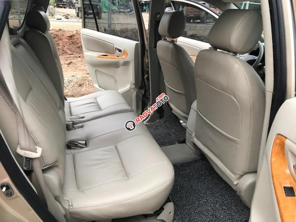 Cần bán Toyota Innova 2.0G đời 2010, màu vàng chính chủ-9