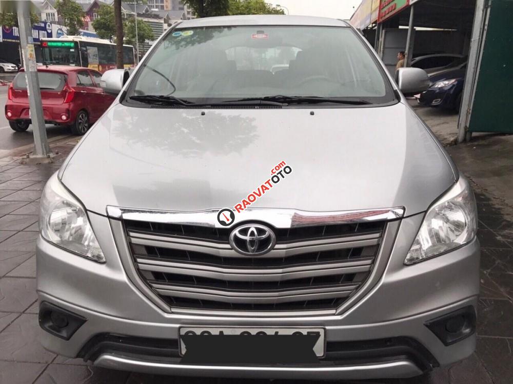 Cần bán xe Toyota Innova 2.0E năm 2015, màu bạc số sàn, 610tr-0