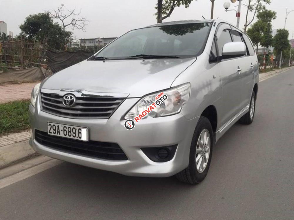 Cần bán Toyota Innova 2.0E sản xuất 2013, màu bạc xe gia đình-7