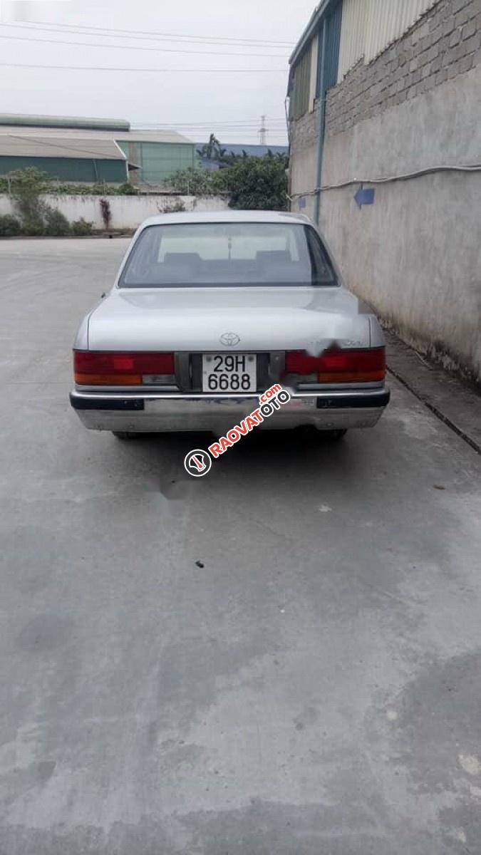 Cần bán Toyota Crown đời 1992, màu bạc, nhập khẩu nguyên chiếc, giá tốt-0