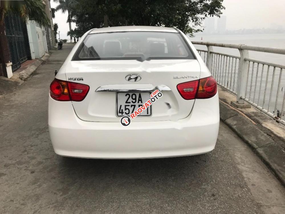 Cần bán gấp Hyundai Elantra 1.6 MT năm 2011, màu trắng, nhập khẩu nguyên chiếc-3