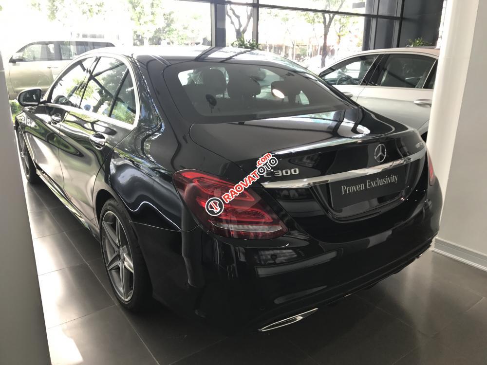 Bán xe Mercedes C300 sản xuất 2017, màu đen chính chủ-5