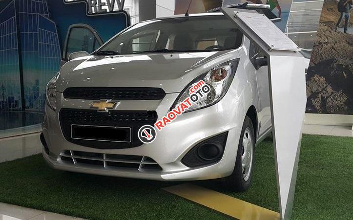 Bán ô tô Chevrolet Spark 1.2LS MT đời 2017, màu bạc-0