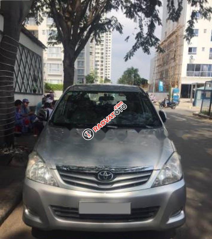 Bán xe Toyota Innova G sản xuất 2010, màu bạc xe gia đình, giá 465tr-4