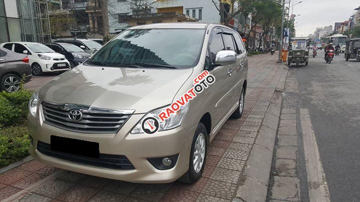 Cần bán chiếc Innova E 2013, số sàn, màu vàng cát chính chủ-0