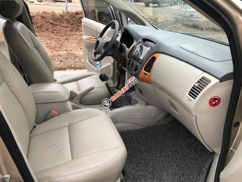 Cần bán Toyota Innova 2.0G đời 2010, màu vàng chính chủ-8