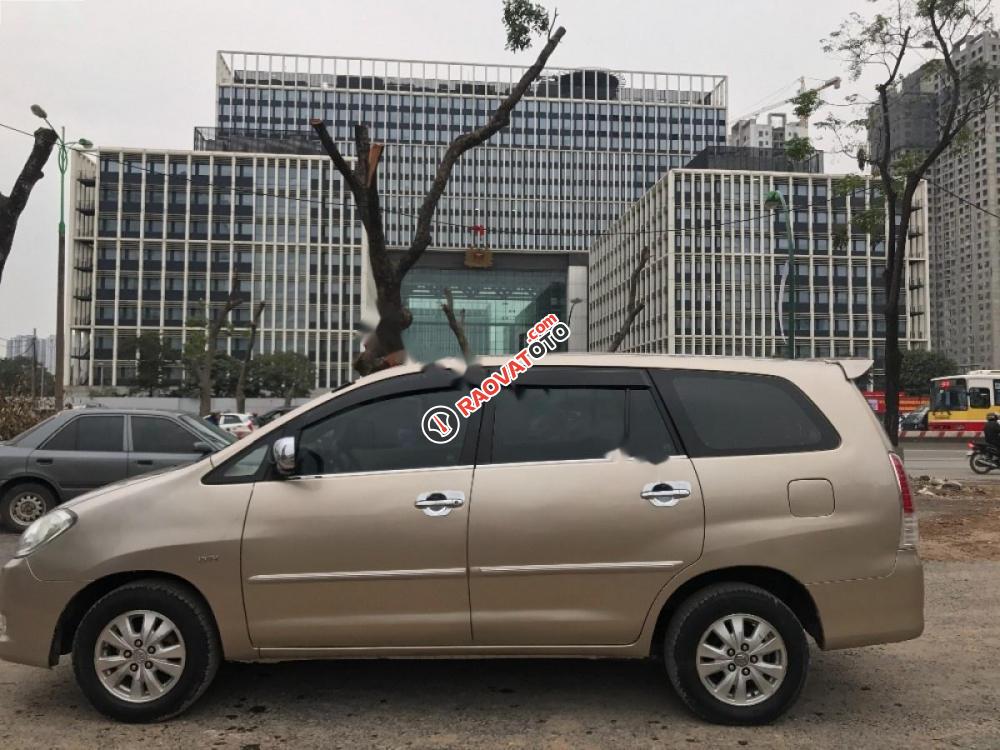 Cần bán Toyota Innova 2.0G đời 2010, màu vàng chính chủ-0