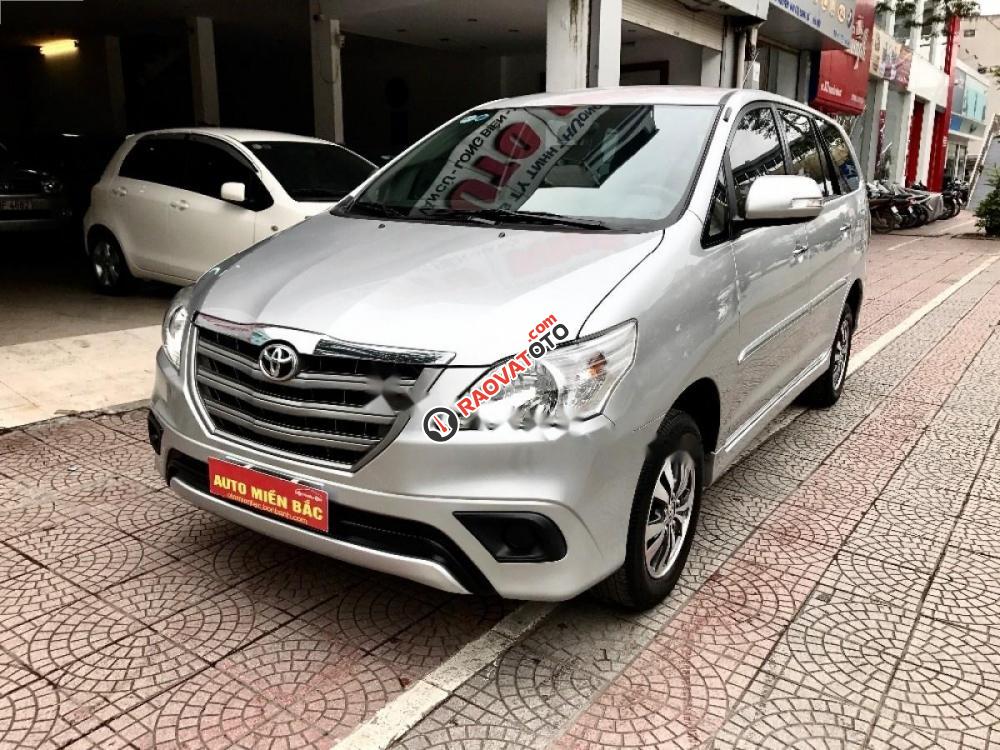 Cần bán Toyota Innova 2.0 E đời 2015, màu bạc số sàn, giá tốt-2