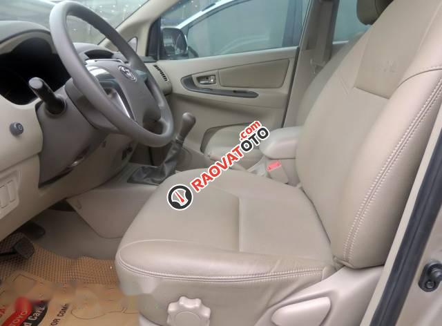 Bán gấp Toyota Innova E sản xuất 2016 chính chủ, giá tốt-3