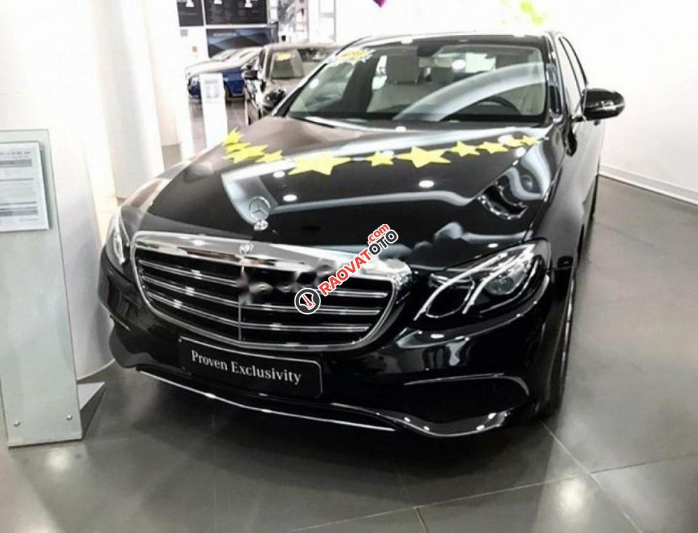 Cần bán xe Mercedes E200 đời 2017, màu đen-0