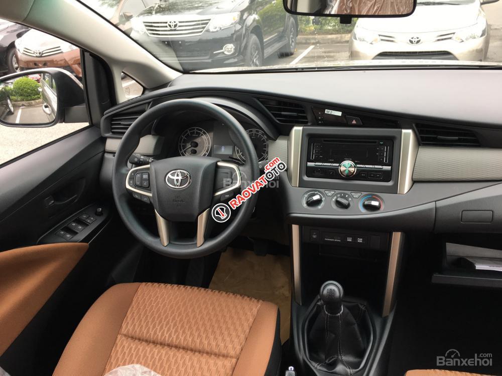 Toyota Long Biên bán Innova 2.0E 2017, giá tốt nhất miền bắc, liên hệ: 099.309.6666-5