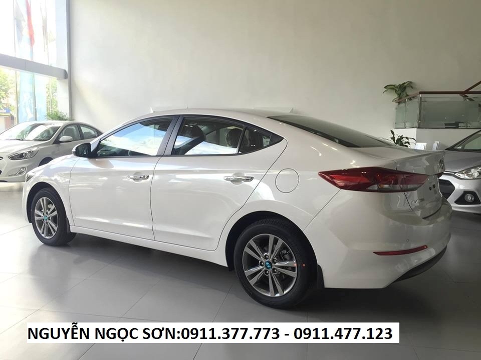 Bán ô tô Hyundai Elantra năm 2017, màu trắng, nhập khẩu  -3