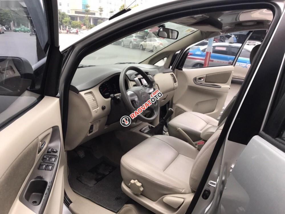 Cần bán xe Toyota Innova 2.0E năm 2015, màu bạc số sàn, 610tr-7