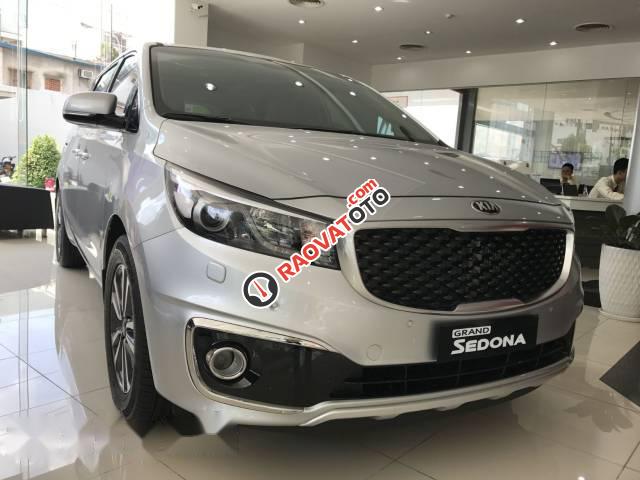 Bán Kia Sedona đời 2017, màu bạc-0