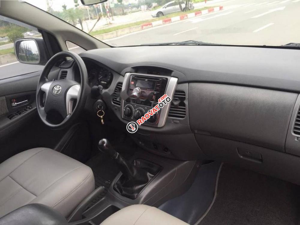 Cần bán Toyota Innova 2.0E sản xuất 2013, màu bạc xe gia đình-6