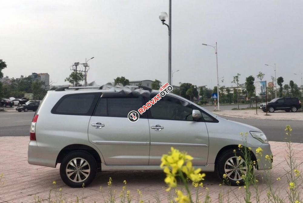 Cần bán lại xe Toyota Innova 2.0E 2015, màu bạc, giá tốt-5