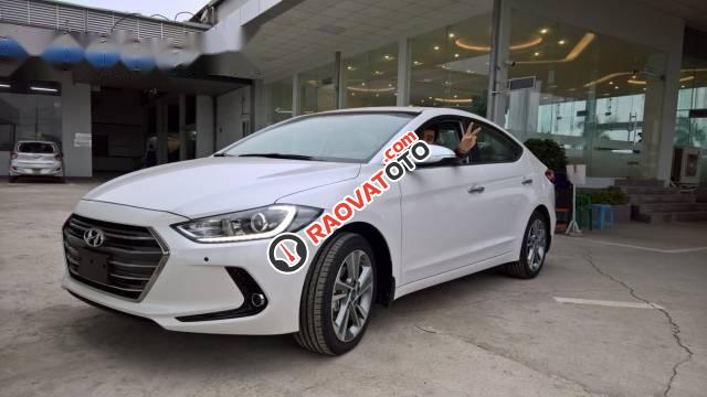 Cần bán xe Hyundai Elantra đời 2017, màu trắng-1