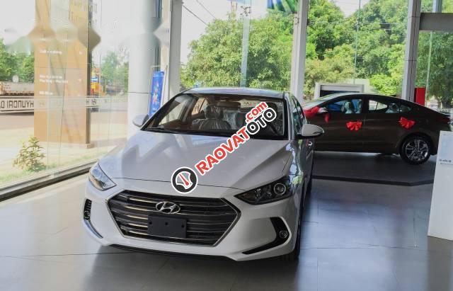 Bán Hyundai Elantra đời 2017, màu trắng -2