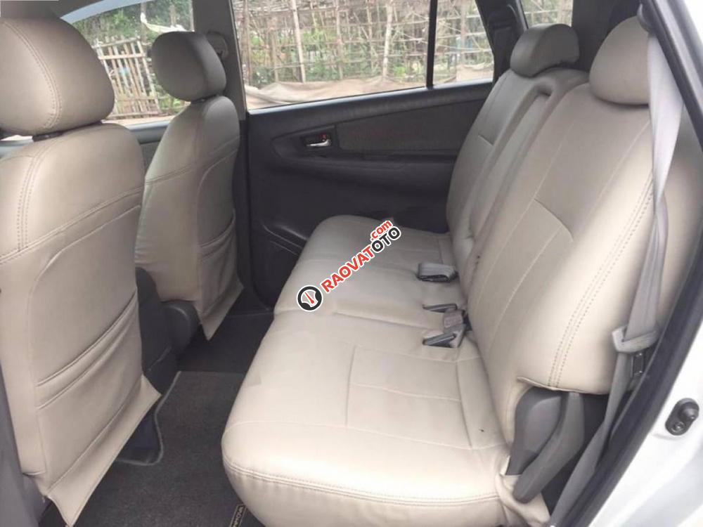 Cần bán Toyota Innova 2.0E sản xuất 2013, màu bạc xe gia đình-1