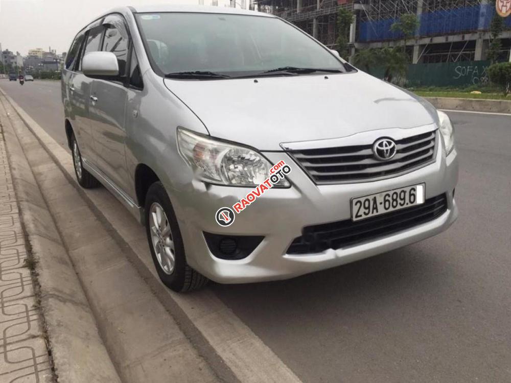 Cần bán Toyota Innova 2.0E sản xuất 2013, màu bạc xe gia đình-8